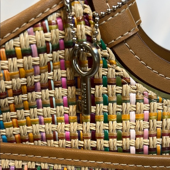 VINTAGE FOSSIL PASTEL WOVEN HANDBAG BROWN ACCENTS ROUND HANDLES KEY CHARM‎ - Picture 6 of 6